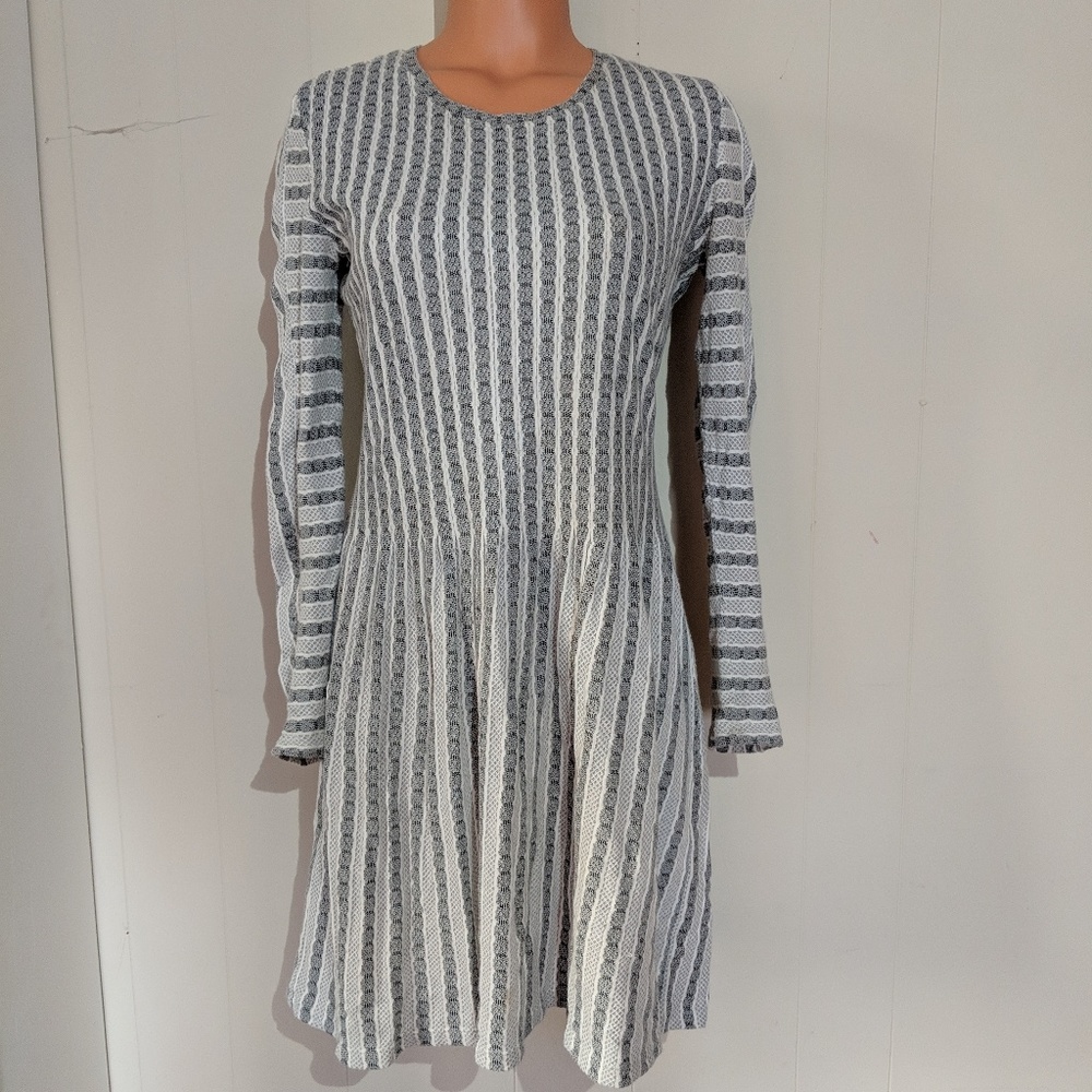 BcbgMaxAzria black & white patterned pleat dress S